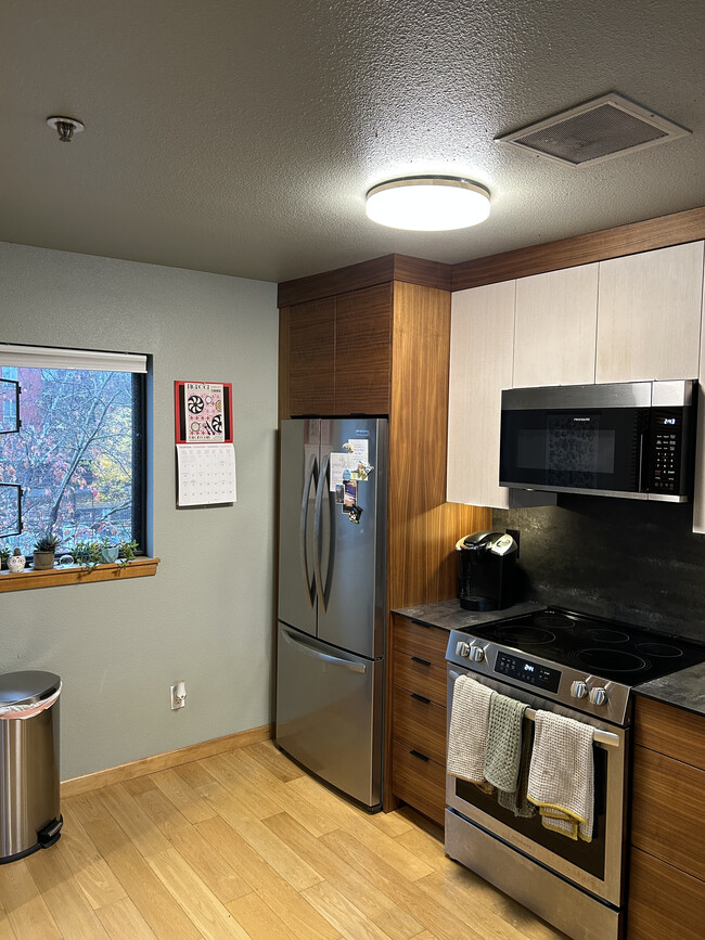 Updated Kitchen and all new appliances - 710 NW Naito Pky