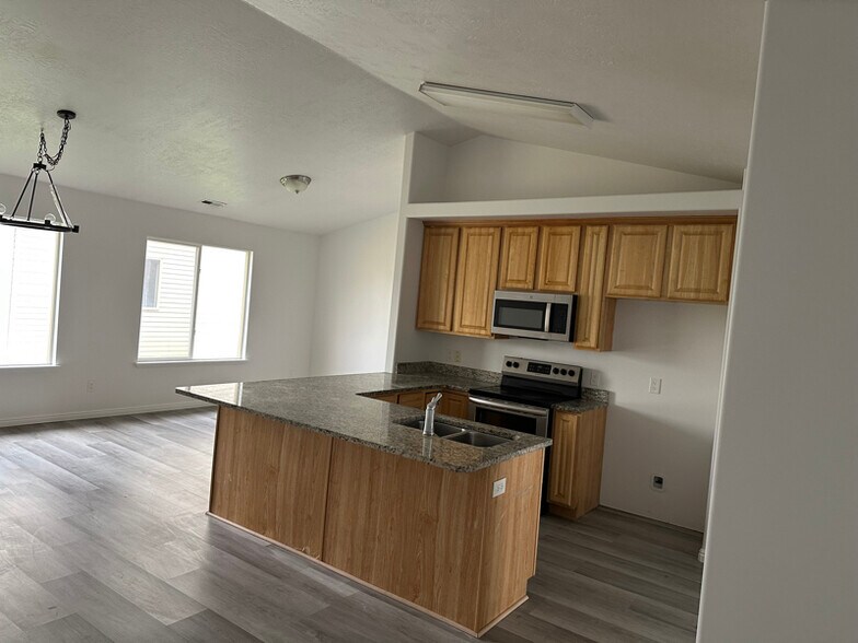 Building Photo - 3127 W 525 N