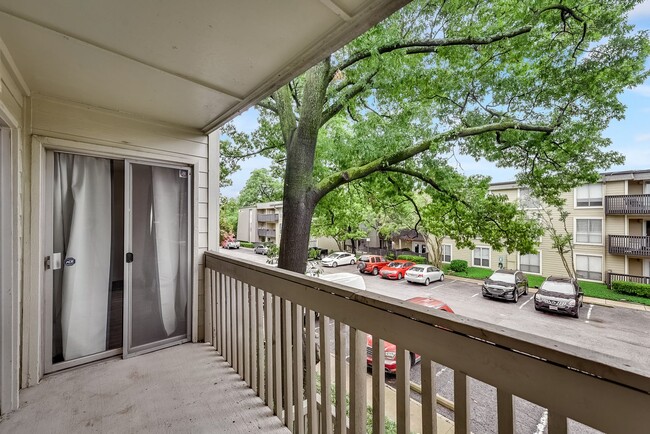 Building Photo - Updated Oak Lawn Condominium - Must See!!!