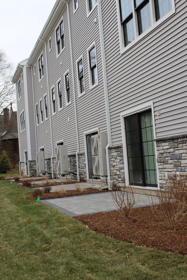 Building Photo - 2620 Main St