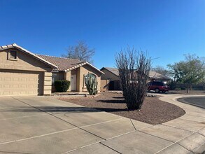 Building Photo - Location, Location, Location Gilbert 3+Den, 2 Bath, 2CG.