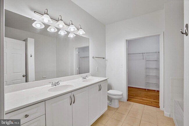 Building Photo - 12937 Centre Park Cir