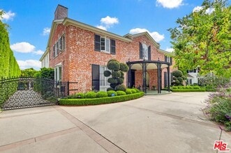 Building Photo - 516 S Rimpau Blvd