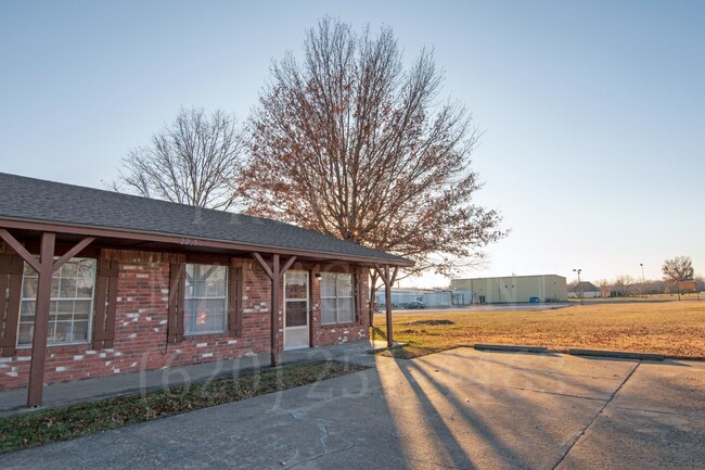 Building Photo - Coffeyville Charm: 2 Bedrooms, 1 Bathroom ...