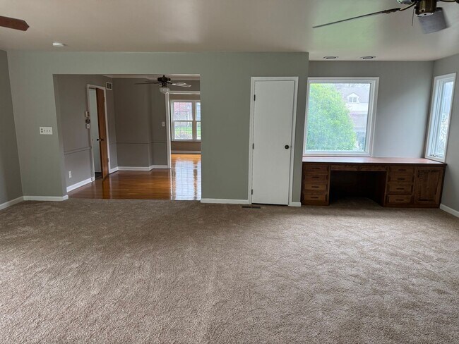 Building Photo - 3 Bedroom 1.5 bathroom Single Family Home, Upper Arlington Schools