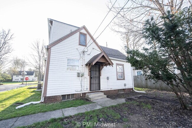 Building Photo - "Charming 3-Bedroom Haven with Spacious Living in Indianapolis – 2,190 Sq Ft of Comfort!"