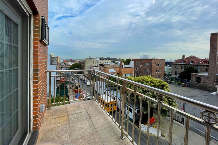 Private Balcony - 360 43rd St
