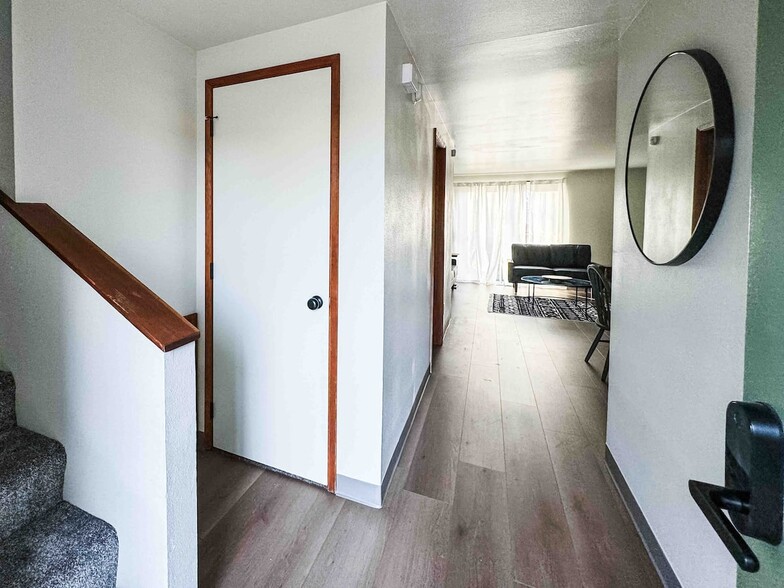 Building Photo - 329 Bessie St