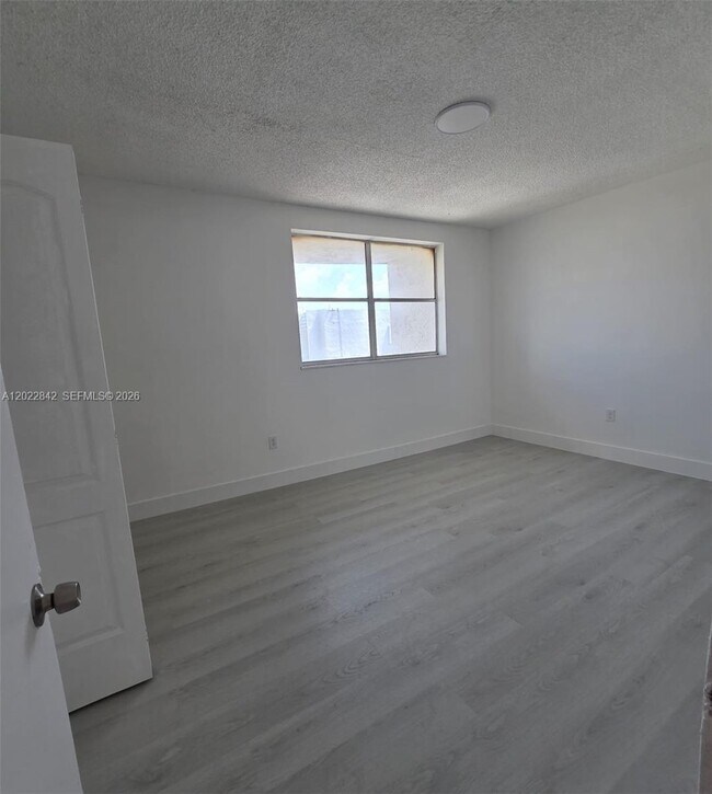 Building Photo - 1104 W 44th St