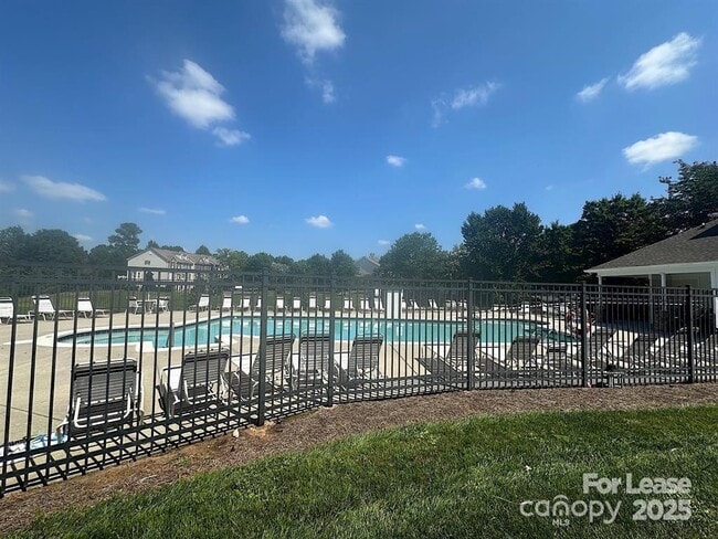 Building Photo - 15683 King Louis Ct