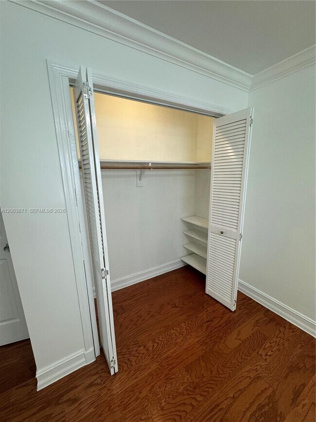 Building Photo - 3920 Woodside Dr