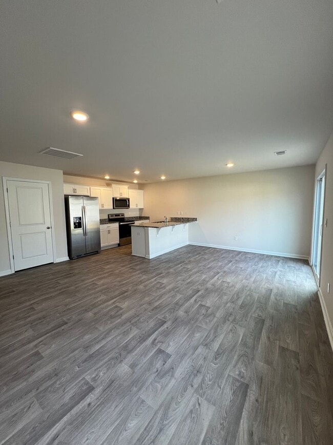 Building Photo - 3 Bed 2.5 Bath with an Office/  Flex Room