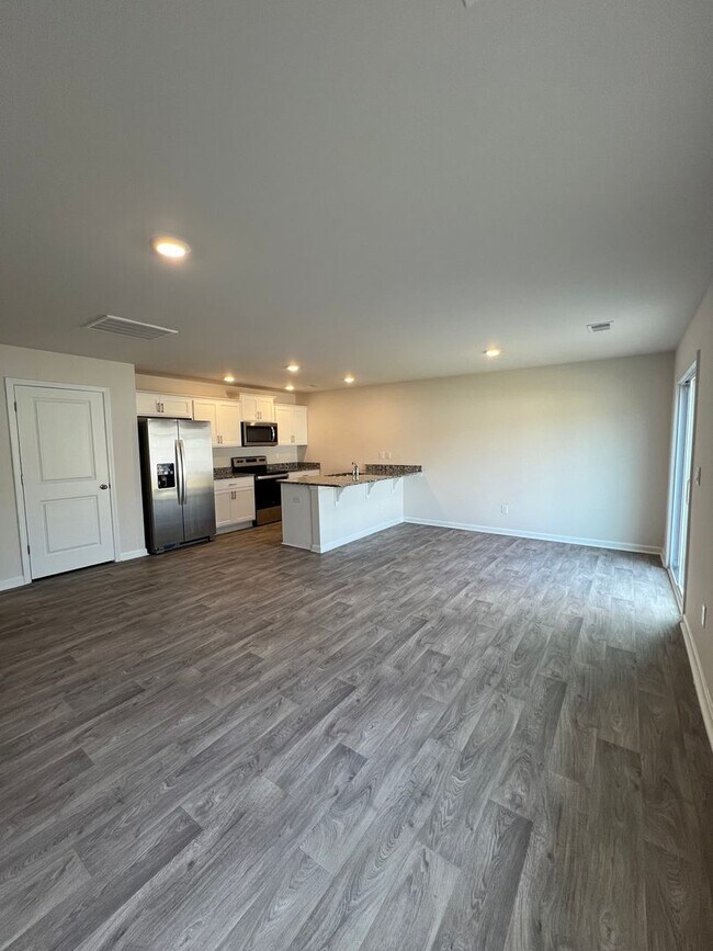 Building Photo - 4 Bed 2.5 Bath