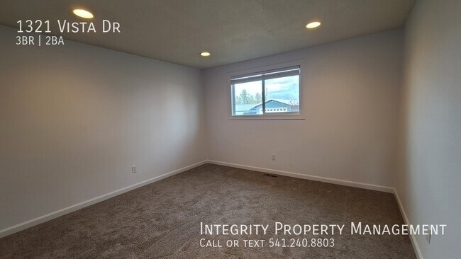 Building Photo - 1321 Vista Dr