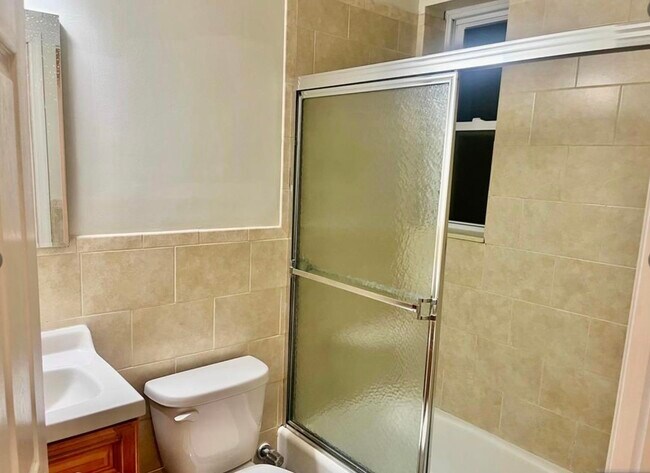 Building Photo - 10-12-12 Morton Pl