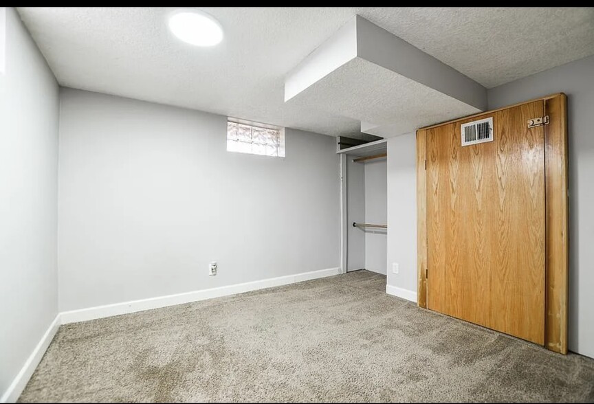 Room #4 - 5609 Bryant Ave N