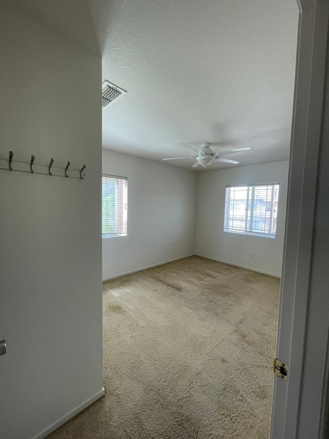 Building Photo - Large house! 5 Bedrooms and a loft!