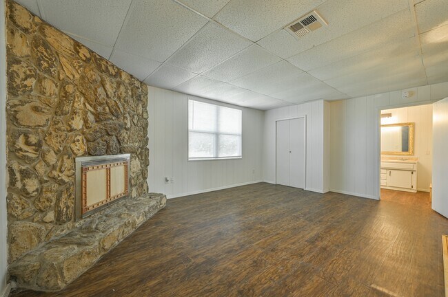 Building Photo - 713 NE 34th Terrace