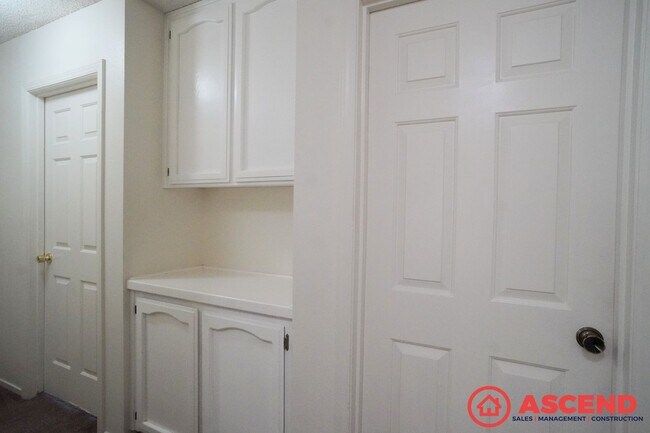 Building Photo - Lovely Home In Southwest Bakersfield!