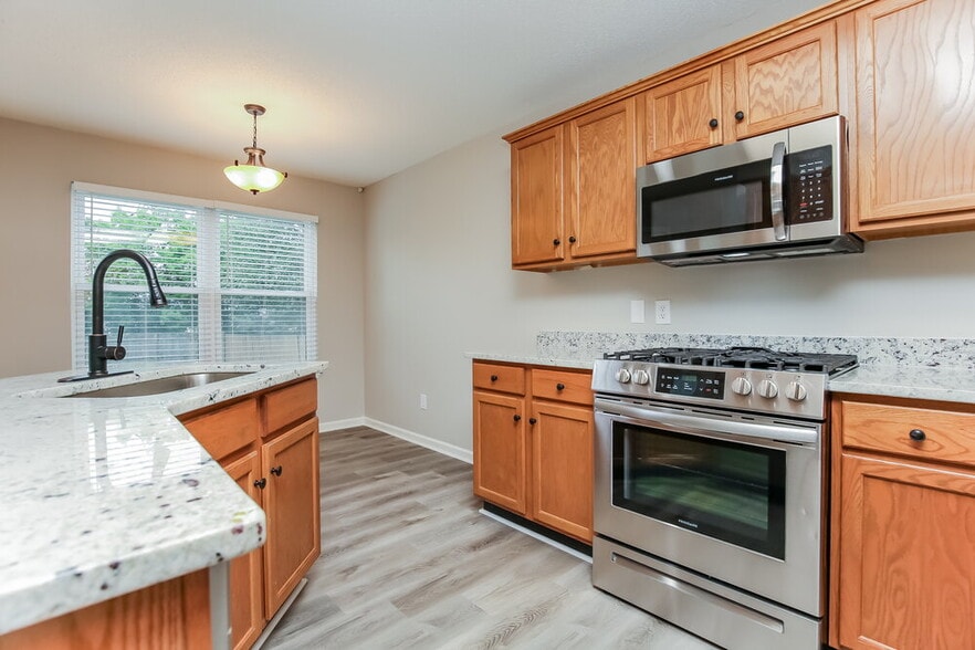 Building Photo - 6628 Shadyview Dr