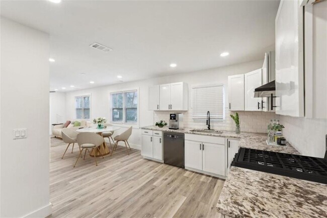 Building Photo - 1288 Almont Dr SW