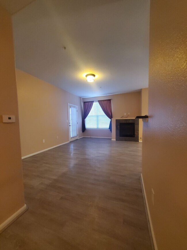 Building Photo - Spacious 2B/2B Main Level Condo With Garage NOW AVAILABLE