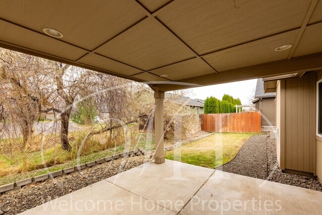 Building Photo - Single Story 3 Bedroom Home with Gas Fireplace and Covered Patio