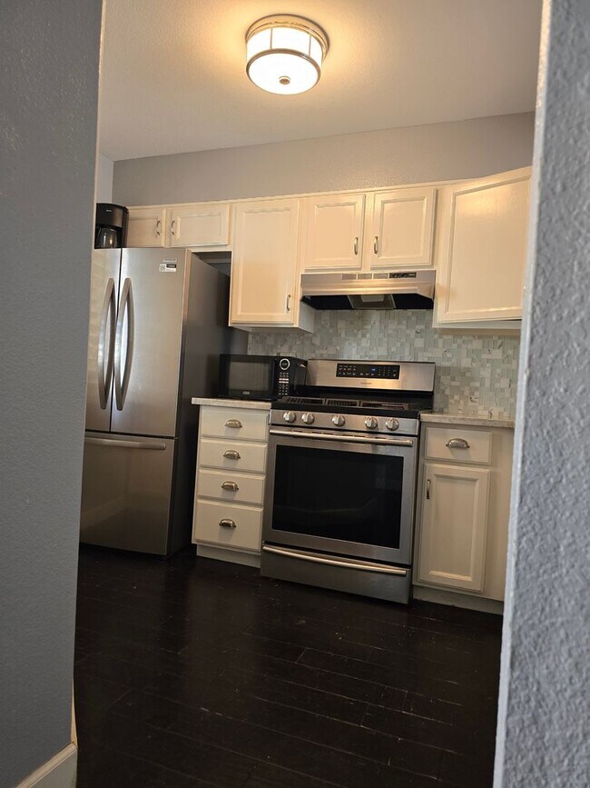 Building Photo - Three bedroom, three bathroom townhouse wi...