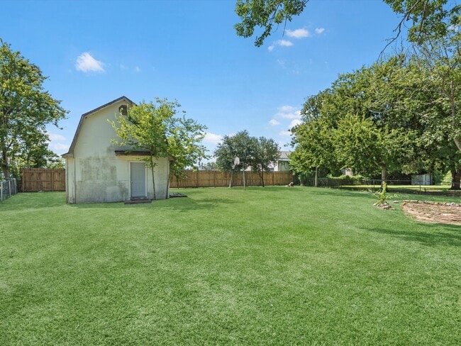 Building Photo - 212 N Shady Oaks St