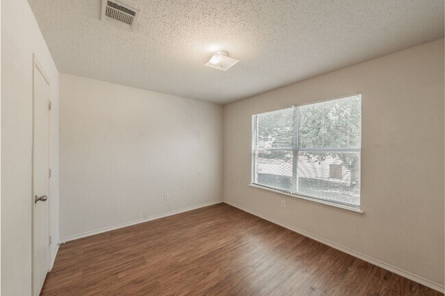 Building Photo - 10325 Bear Hollow Dr