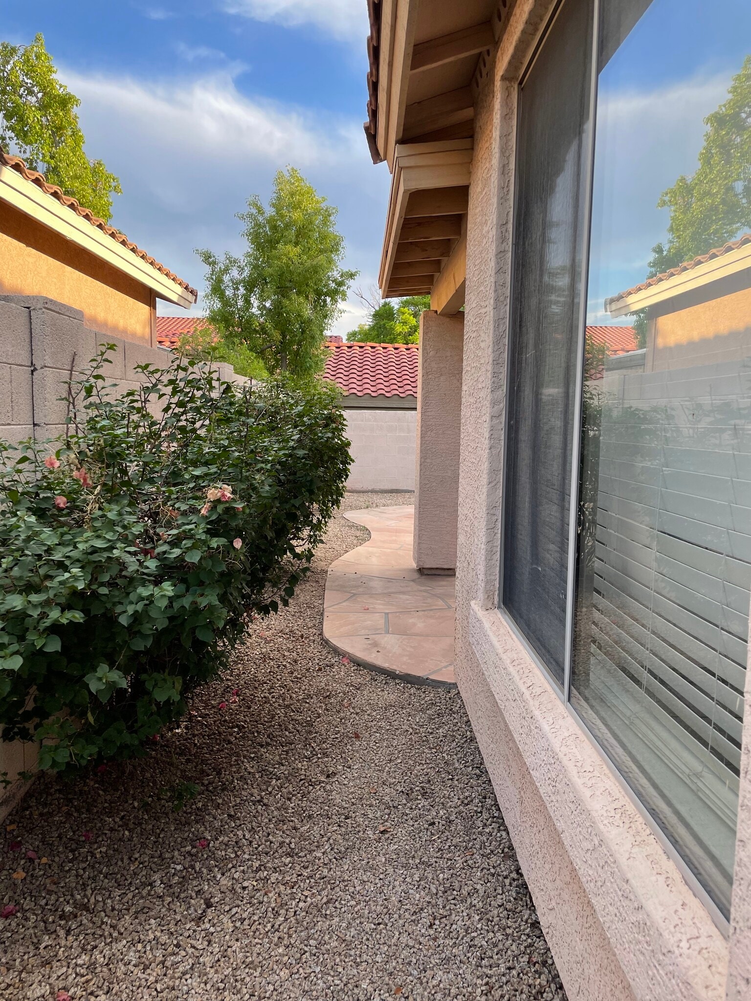 Building Photo - 1079 E Susan Ln