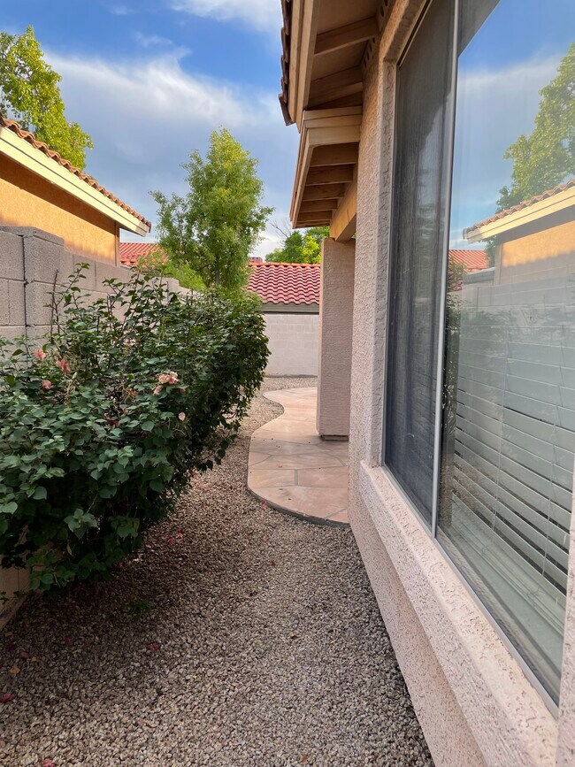 Building Photo - 1079 E Susan Ln