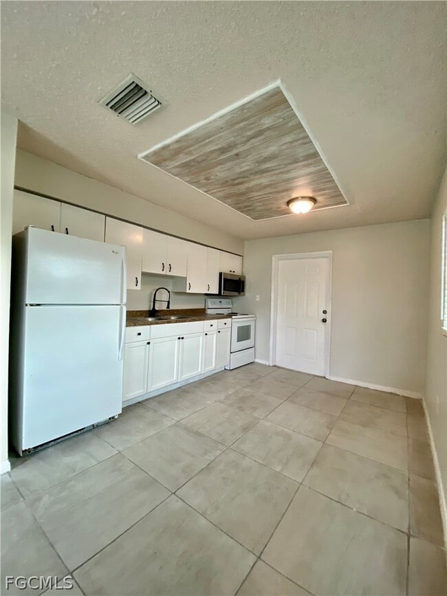 Building Photo - 1534 Oak Dr