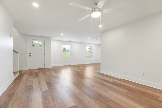 Building Photo - Four Bedroom Four Bath Home