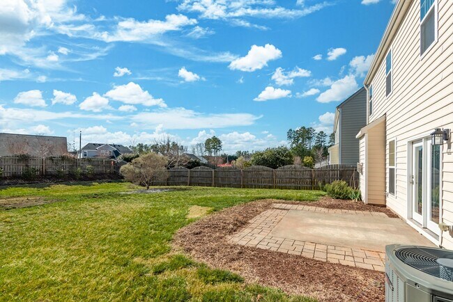 Building Photo - 2010 Woodsdale Dr