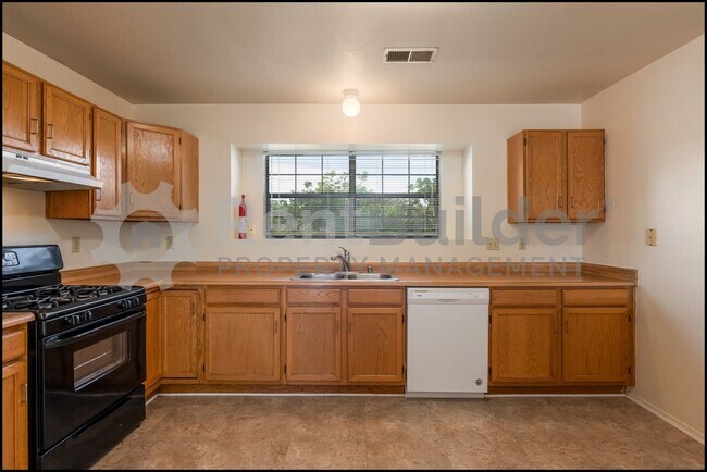 Building Photo - !!!PRICE INPROVMENT JUST IN TIME FOR SCHOO...