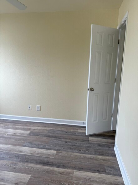 Building Photo - 834 Indianola Ct