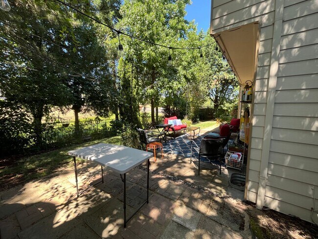 Building Photo - Beautiful 4Bd + 3Ba in Portland!! Offers Beautiful Outdoor Views and Great Gardening Backyards!!