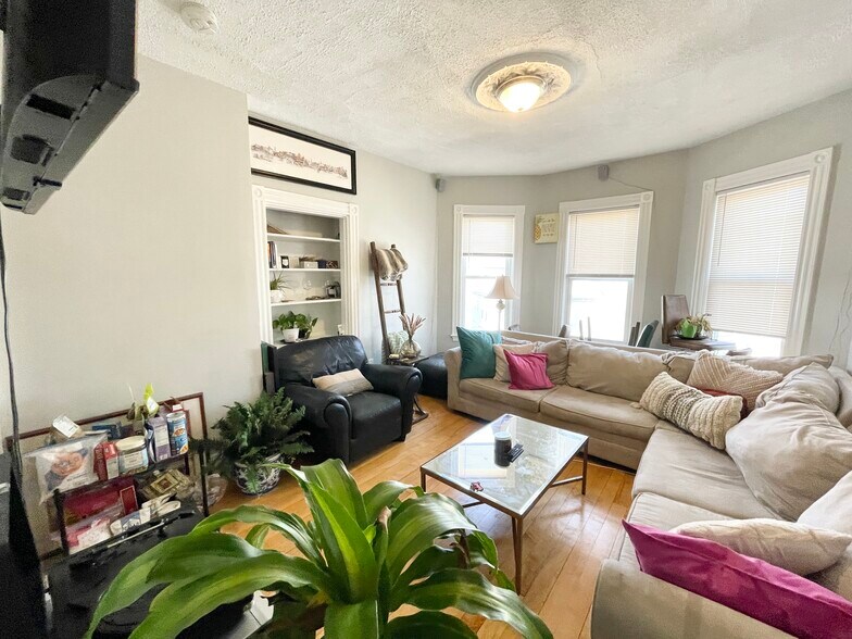 Building Photo - 24 Pond St