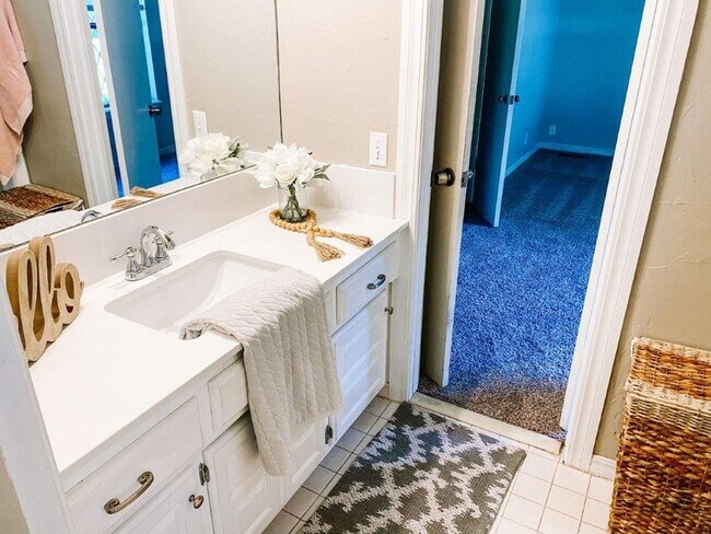 Building Photo - 4 or 5 bedroom and a bonus room with 4 baths for rent in SW OKC (Moore schools)!  Lots of space a...