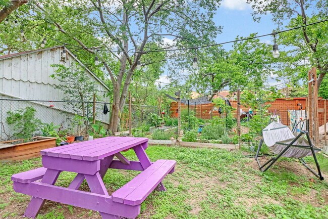 Building Photo - "Charming 3-Bed, 2-Bath Oasis on West Mistletoe Avenue – Spacious 1140 Sq Ft in San Antonio!"