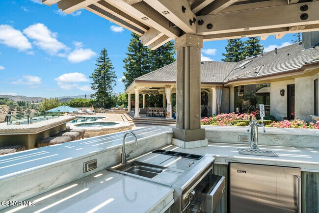 Building Photo - 4358 Cresthaven Dr