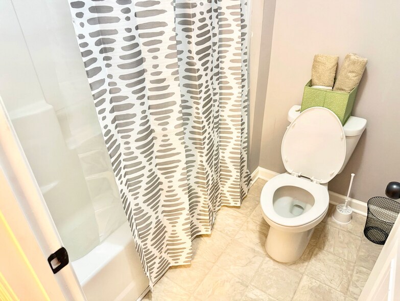 Building Photo - 819 Burch Creek Dr