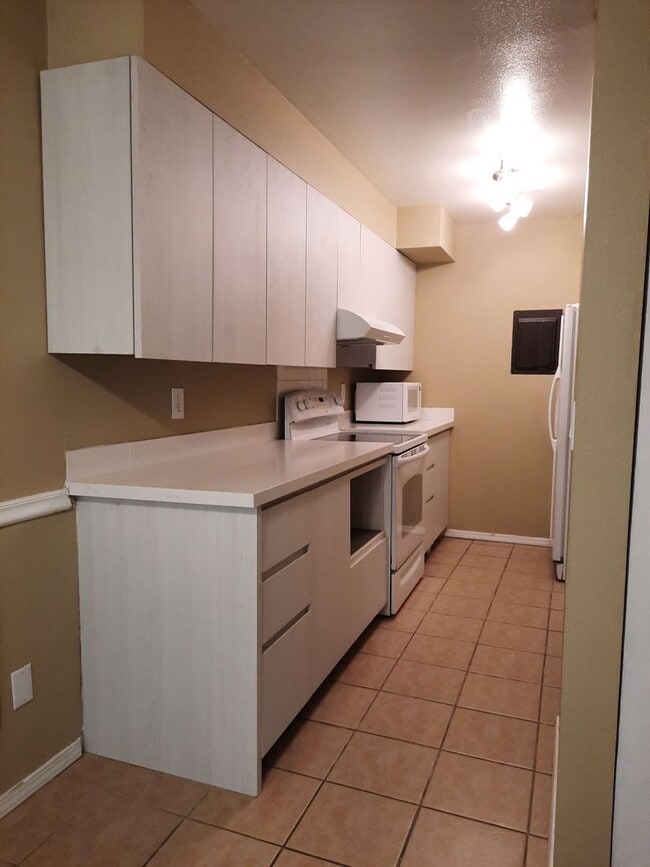 Building Photo - Steilacoom Gardens, 2 bedroom, 1 bath Townhome Style Condo.