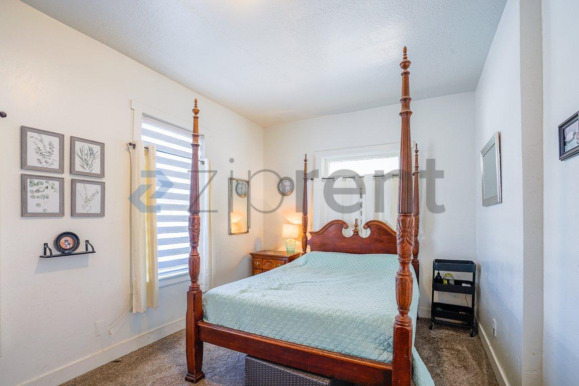 Building Photo - Unit A