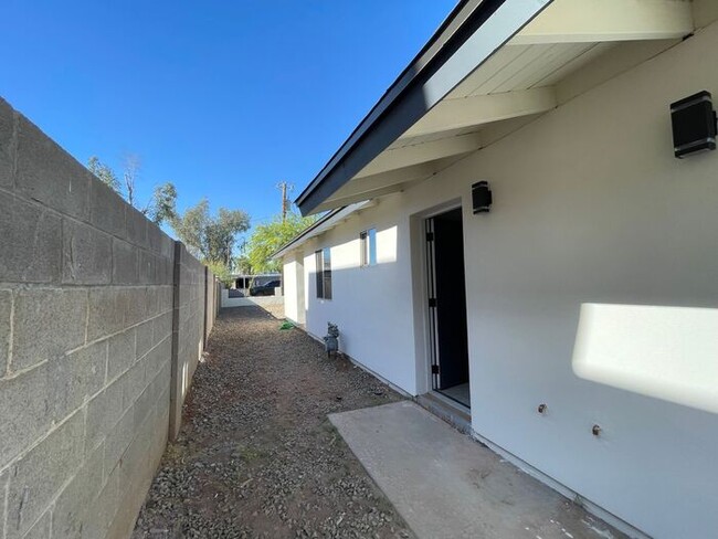 Building Photo - Newly Remodeled 1 Bedroom at end of culdesac, private gate