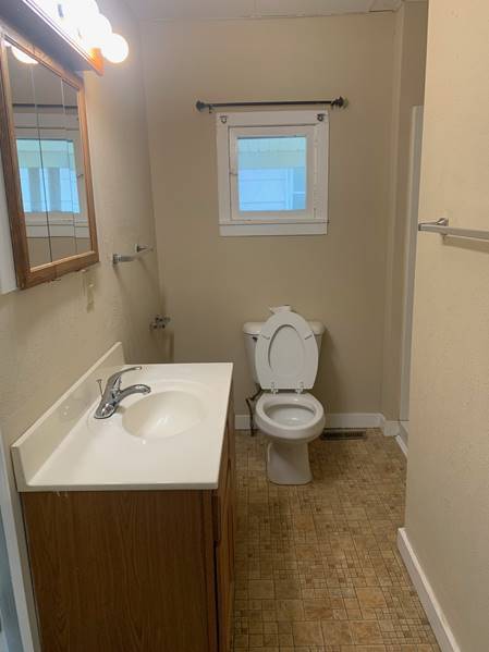 Building Photo - Updated 1 Bedroom Apartment