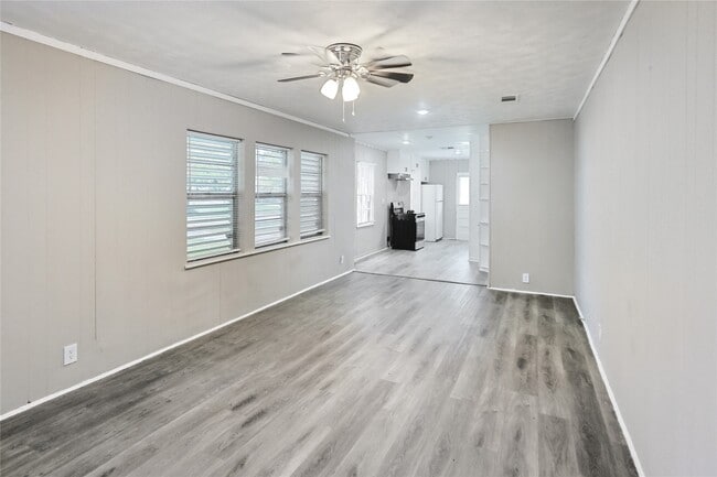 Building Photo - 1106-12th 1/2 12th 1/2 St N