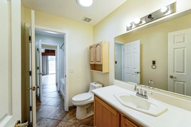 Building Photo - Spacious 4BR House in Tucson