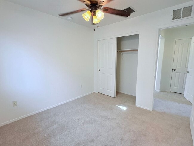 Building Photo - 4 bed/3bath in desirable Paseo Del Rio Community